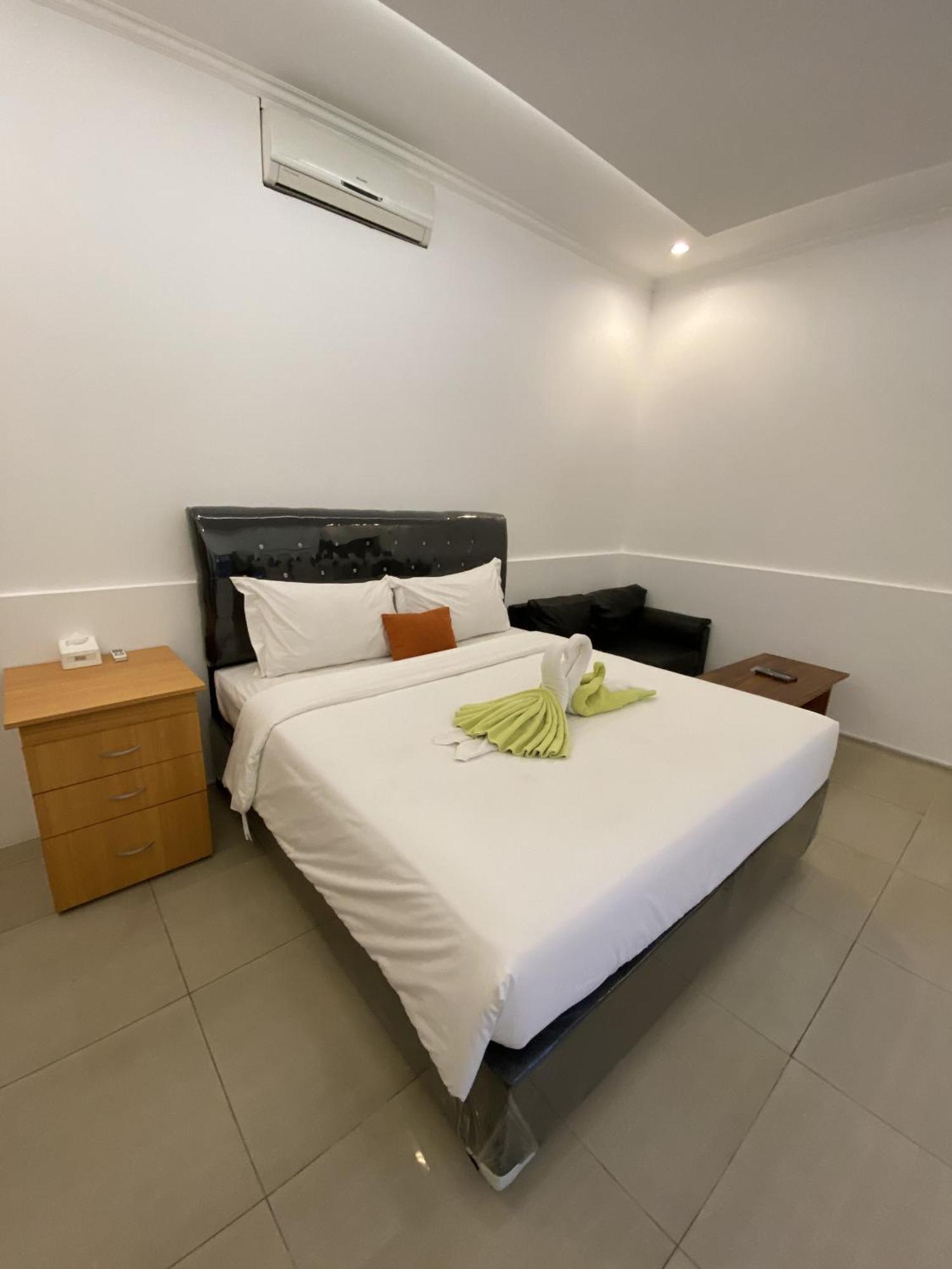 Chrome Hotel & Resort Solo Colomadu Екстериор снимка