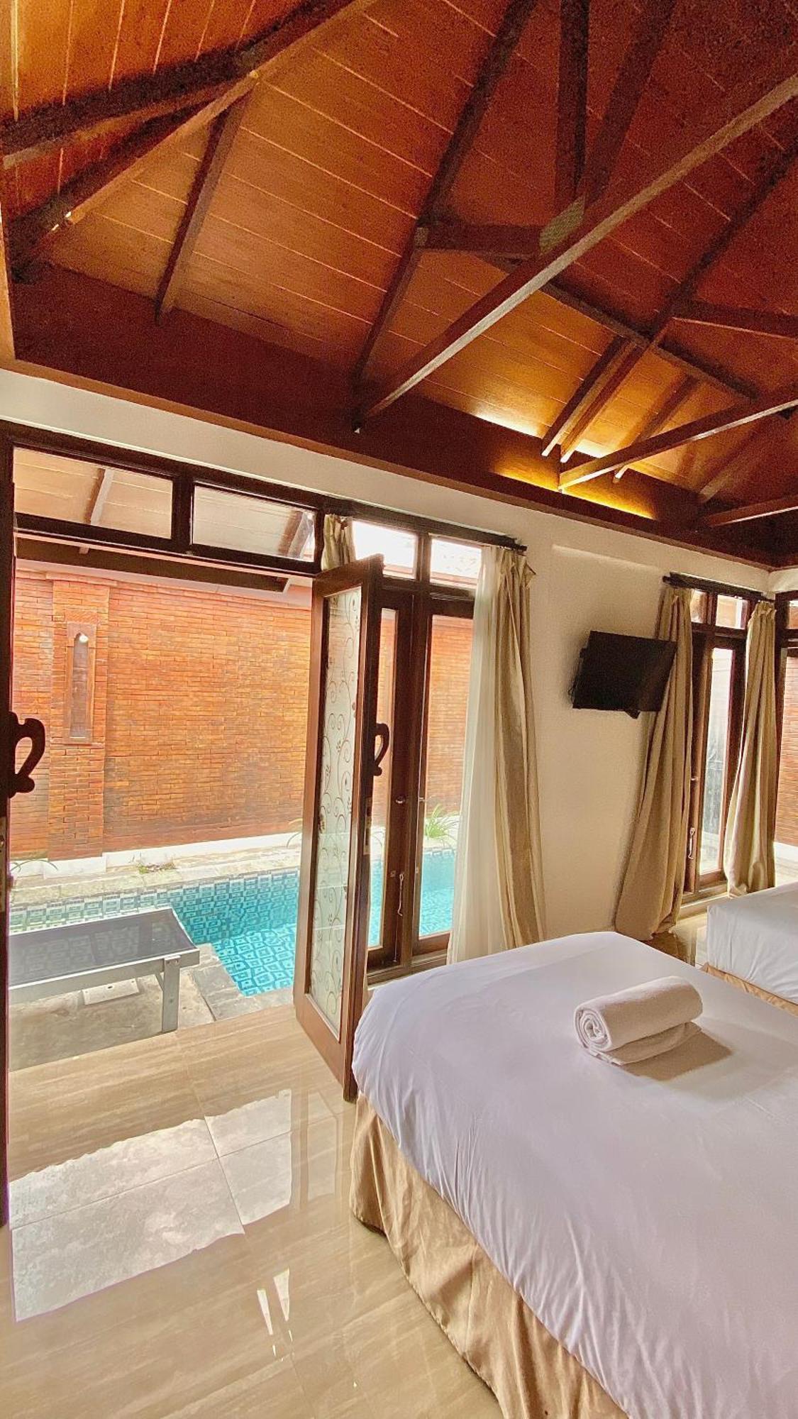 Chrome Hotel & Resort Solo Colomadu Екстериор снимка